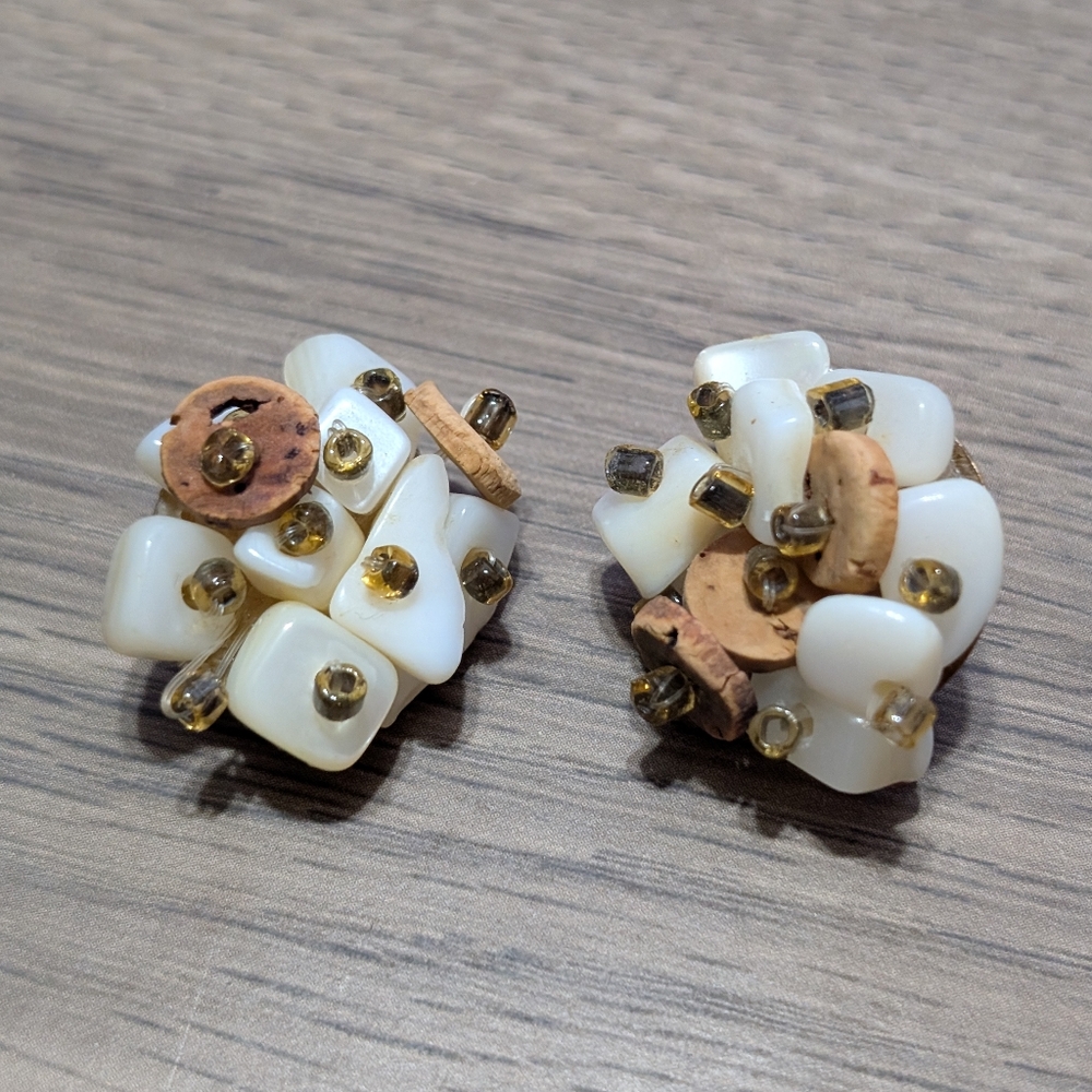 ☘️Vintage Handmade Clip On Faux Mother Of Pearl & Cork Earrings
